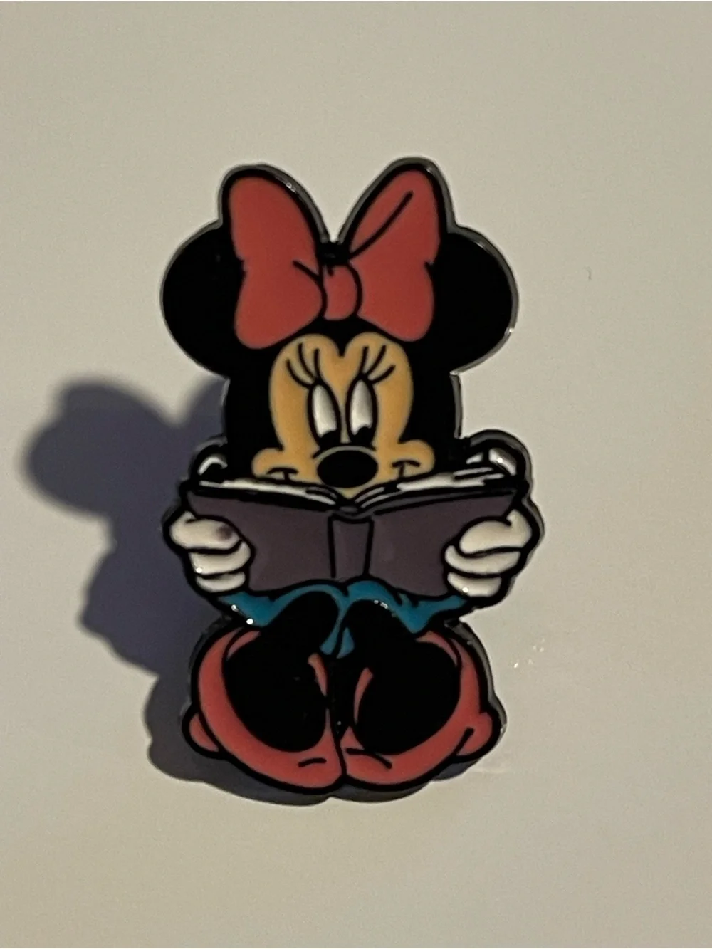 Kids Minnie Mouse Reading a Book Enamel Pin - NEW